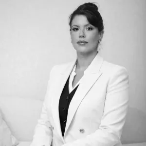 Foto da advogada criminalista Fernanda Lomes Vieira, especialista em Direito Penal Empresarial, no escritório Lomes Advocacia no Jardim Paulista, São Paulo.